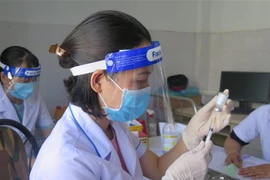 Lực lượng y tế tỉnh Kon Tum khẩn trương triển khai tiêm vaccine Abdala cho người dân. (Ảnh: Dư Toán/TTXVN)