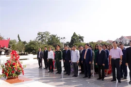 Đoàn đại biểu dâng hoa và dành 1 phút mặc niệm trước tượng của Chủ tịch Kaysone Phomvihane tại Bảo tàng Kaysone Phomvihane. (Ảnh: Phạm Kiên/TTXVN)