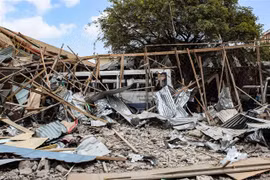 Hiện trường một vụ đánh bom tại Mogadishu, Somalia, ngày 25/11/2021. (Ảnh: AFP/TTXVN)