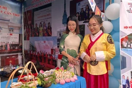 Món ăn Việt Nam tại Ngày Văn hóa Việt Nam-Hàn Quốc. (Ảnh: Ánh Tuyết/TTXVN)