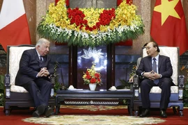 Chủ tịch nước Nguyễn Xuân Phúc tiếp Chủ tịch Thượng viện Cộng hòa Pháp Gérard Larcher. (Ảnh: An Đăng/TTXVN)