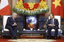 Chủ tịch nước Nguyễn Xuân Phúc tiếp Chủ tịch Thượng viện Cộng hòa Pháp Gérard Larcher. (Ảnh: An Đăng/TTXVN)