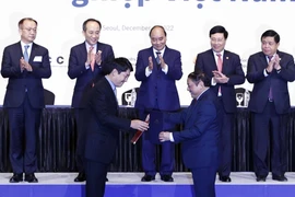 Chủ tịch nước Nguyễn Xuân Phúc và Phó Thủ tướng Hàn Quốc Choo Kyung-ho chứng kiến lễ trao biên bản hợp tác về Văn hóa, Thể thao và Du lịch giữa hai nước. (Ảnh: Thống Nhất/TTXVN)