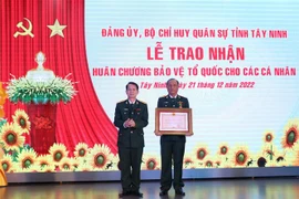 Trao Huân chương Bảo vệ Tổ quốc hạng Nhất cho đại tá Nguyễn Văn Trứ, nguyên Chỉ huy trưởng Bộ Chỉ huy quân sự tỉnh Tây Ninh. (Ảnh: Thanh Tân/TTXVN)