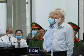 Bị cáo Nguyễn Chiến Thắng, nguyên Chủ tịch UBND tỉnh (ngoài cùng bên phải) bị Đại diện Viện Kiểm sát nhân dân tỉnh Khánh Hòa đề nghị mức án cáo nhất, từ 7-8 năm tù. (Ảnh: Tiên Minh/TTXVN)