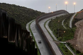 Lực lượng biên phòng tuần tra tại khu hàng rào biên giới giữa Mỹ và Mexico tại bang Baja California, Mexico ngày 14/2/2019. (Ảnh: AFP/TTXVN)