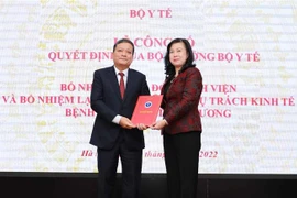 Bộ trưởng Bộ Y tế Đào Hồng Lan trao Quyết định bổ nhiệm Giám đốc Bệnh viện Phổi Trung ương cho Tiến sỹ, bác sỹ Đinh Văn Lượng. (Ảnh: Thanh Tùng/TTXVN)