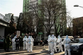 Nhân viên y tế tại khu vực được dỡ bỏ lệnh phong tỏa do COVID-19 ở Bắc Kinh, Trung Quốc ngày 9/12. (Ảnh: AFP/TTXVN)