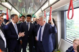 Chủ tịch Thượng viện Cộng hòa Pháp Gérard Larcher khảo sát dự án tuyến đường sắt đô thị số 3. (Ảnh: Phạm Kiên/TTXVN)