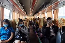 Xe khách thưa thớt người đi do lo ngại dịch bệnh COVID-19 trong thời gian qua. (Ảnh: Việt Hùng/Vietnam+)