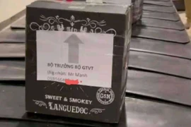 Lô hàng hóa gắn tên Bộ trưởng Bộ GTVT trên băng chuyền hành lý tại sân bay Tân Sơn Nhất. (Ảnh cắt từ clip)
