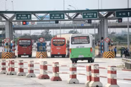 Phương tiện lưu thông qua một trạm thu phí BOT. (Ảnh: Việt Hùng/Vietnam+)