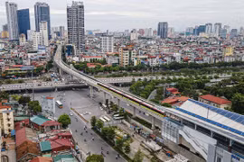 Chạy thử vận hành đoàn tàu Nhổn-ga Hà Nội đoạn trên cao. (Ảnh: CTV/Vietnam+)
