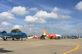 Các hãng hàng không tăng cường các chuyến bay nội địa để đáp ứng nhu cầu đi lại của người dân. (Ảnh: Việt Hùng/Vietnam+)