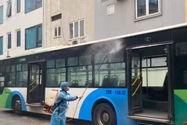 Xe buýt Hà Nội đều thực hiện nghiêm việc phun khử khuẩn. (Ảnh: CTV/Vietnam+)