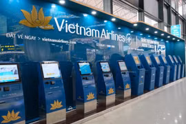 Hành khách có thể làm thủ tục trực tuyến tại các Kiosk check-in của hãng hàng không Vietnam Airlines. (Ảnh: CTV/Vietnam+)