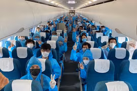 Hành khách trên chuyến bay VN122 từ Thành phố Hồ Chí Minh trở về Đà Nẵng vào sáng 21/7. (Ảnh: CTV/Vietnam+)