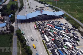Các chốt kiểm soát được tổ chức nhiều điểm và lực lượng chức năng thực hiện phân loại phương tiện để đưa vào kiểm soát tại từng điểm nhằm tránh ùn tắc giao thông. (Ảnh: Huy Hùng/TTXVN)