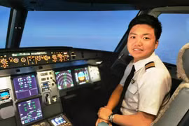 Cơ phó của hãng hàng không Vietnam Airlines tiếp bước truyền thống gia đình với nghề phi công. (Ảnh: CTV/Vietnam+)