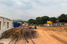 Giá một số vật liệu xây dựng có xu hướng tăng gây nhiều khó khăn cho các nhà thầu thi công dự án cao tốc. (Ảnh: Việt Hùng/Vietnam+)