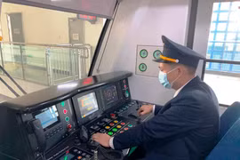 Lái tàu Lê Hoài Hanh điều khiển đoàn tàu Cát Linh-Hà Đông. (Ảnh: Việt Hùng/Vietnam+)