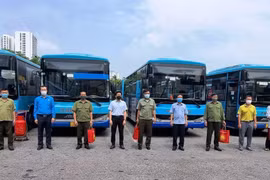 Công đoàn Tổng công ty Vận tải Hà Nội trao hỗ trợ những suất quà đến các công nhân lao động có hoàn cảnh khó khăn do ảnh hưởng của dịch COVID-19. (Ảnh: CTV/Vietnam+)