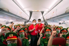 Hãng hàng không Vietjet chở gần 1.000 cán bộ, chiến sĩ công an vào các tỉnh phía Nam. (Ảnh: CTV/Vietnam+)