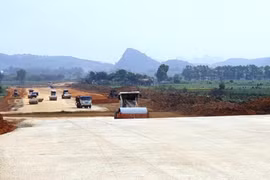 Nhà thầu thi công một đoạn tuyến cao tốc Bắc-Nam phía Đông. (Ảnh: Việt Hùng/Vietnam+)