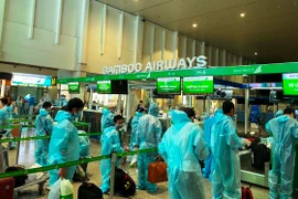 Chuyến bay QH9204 khởi hành lúc 13 giờ tại sân bay Tân Sơn Nhất và hạ cánh lúc 15 giờ tại sân bay Thọ Xuân, chở gần 200 công dân, gồm cả phụ nữ mang thai, người già và trẻ em, đều là những người có hoàn cảnh đặc biệt khó khăn đang lưu trú tại Thành phố Hồ