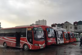 Xe khách đăng ký luồng tuyến hoạt động tại bến xe Giáp Bát. (Ảnh: Việt Hùng/Vietnam+)