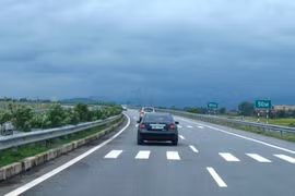 Phương tiện lưu thông trên một tuyến cao tốc được đưa vào khai thác, vận hành. (Ảnh: Việt Hùng/Vietnam+)