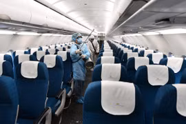 Vietnam Airlines tiến hành phun khử khuẩn tàu bay để phòng chống dịch COVID-19. (Ảnh: CTV/Vietnam+)