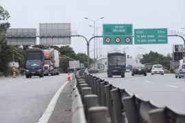 Luồng xanh vận tải đã tạo thuận lợi lưu thông phương tiện, hàng hóa, không để xảy ra "đứt gãy" sản xuất, lưu thông trong thời gian phòng chống dịch COVID-19. (Ảnh: Minh Quyết/TTXVN)