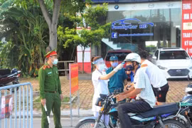 Một chốt kiểm soát người ra vào thành phố Hải Dương tại chốt kiểm tra trên đường Trường Chinh. (Ảnh: Mạnh Minh/TTXVN)