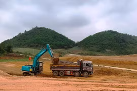 Nhà thầu lấy vật liệu đất đắp để thi công nền đường dự án cao tốc. (Ảnh: Việt Hùng/Vietnam+)