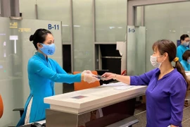 Hiện vẫn có người có nhu cầu đến cảng hàng không quốc tế để ra nước ngoài làm việc, học tập. (Ảnh: CTV/Vietnam+)