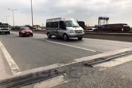 Phương tiện lưu thông trên cầu Thành Trì. (Ảnh: CTV/Vietnam+)
