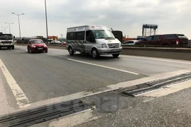 Phương tiện lưu thông trên cầu Thành Trì. (Ảnh: CTV/Vietnam+)