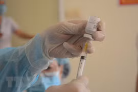 Cận cảnh lấy vaccine ngừa COVID-19. (Ảnh: Văn Dũng/TTXVN)