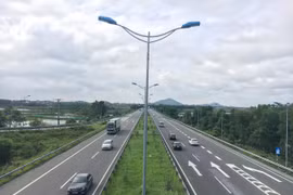 Phương tiện lưu thông trên một đoạn tuyến cao tốc của VEC. (Ảnh: CTV/Vietnam+)