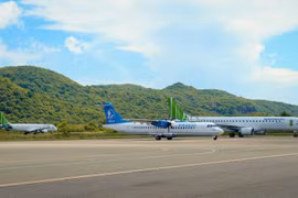 Máy bay của hai hãng hàng không VASCO và Bamboo Airways khai thác tại sân bay Côn Đảo. (Ảnh: CTV/Vietnam+)