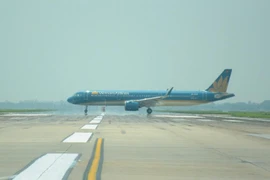 Máy bay đang di chuyển trên đường lăn tại sân bay Nội Bài. (Ảnh: Việt Hùng/Vietnam+)