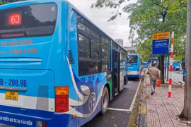 Xe buýt Hà Nội đã chính thức lăn bánh trở lại từ sáng 14/10. (Ảnh: Việt Hùng/Vietnam+)