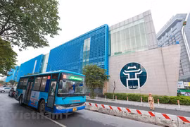 Xe buýt đã được vận hành chạy lại nhưng bị giới hạn về tần suất và số lượng hành khách trên xe. (Ảnh: Minh Sơn/Vietnam+)