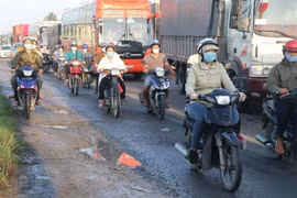 Quốc lộ 1, đoạn qua địa bàn tỉnh Tiền Giang đang bị hư hỏng, xuống cấp trầm trọng, không đảm bảo an toàn giao thông. (Ảnh: Minh Trí/TTXVN)