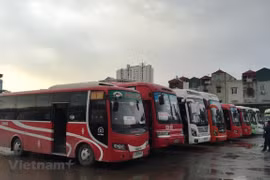 Một số tuyến vận tải xe khách cố định liên tỉnh đã được mở lại trong ngày 13/10. (Ảnh: CTV/Vietnam+)
