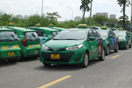 Xe taxi của hãng Mai Linh đã được chấp thuận tham gia hoạt động đưa đón, vận chuyển nhu cầu đi lại của người dân giữa các Bệnh viện, khu cách ly. (Ảnh: CTV/Vietnam+)
