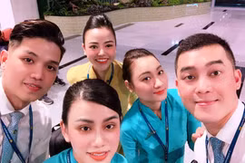 Tiếp viên trưởng Trần Thị Phương Ly (người mặc áo vàng) của hãng hàng không Vietnam Airlines. (Ảnh: CTV/Vietnam+)
