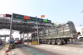 Phương tiện đi vào làn thu phí tự động không dừng tại một trạm thu phí đã lắp đặt và vận hành. (Ảnh: Huy Hùng/TTXVN)