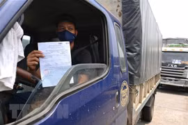 Một tài xế có kết quả âm tính khi xét nghiệm nhanh tại chốt kiểm soát trạm thu phí cao tốc Pháp Vân-Cầu Giẽ. (Ảnh: Thành Đạt/TTXVN)
